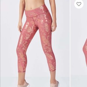 Fabletics Salar Capri. Color - TERRACOTTA WINDING VINE. Size M